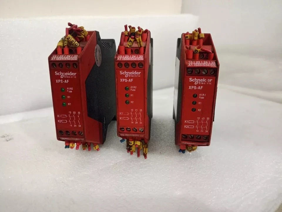 SCHNEIDER ELECTRIC XPS-AF5130 SAFETY RELAY 24V AC/DC LOT OF 3 PCS
